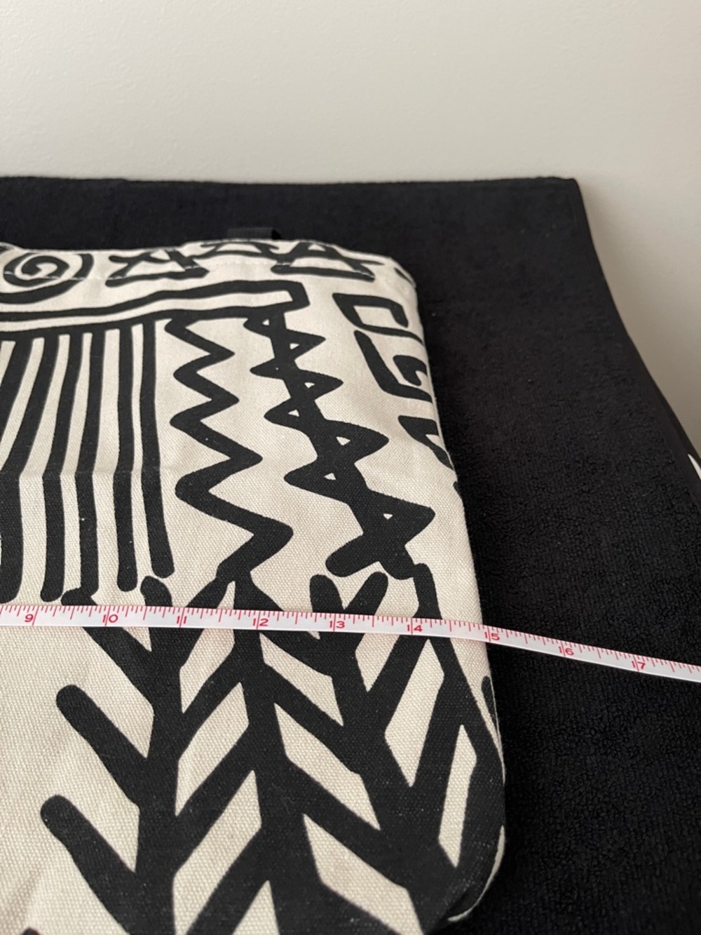 NWOT..Black & White Abstract Canvas Tote Bag With Zipper - Picture 6 of 7